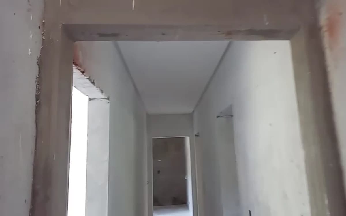 Obra da Prime Gesso com o gesso ainda bruto, antes do acabamento