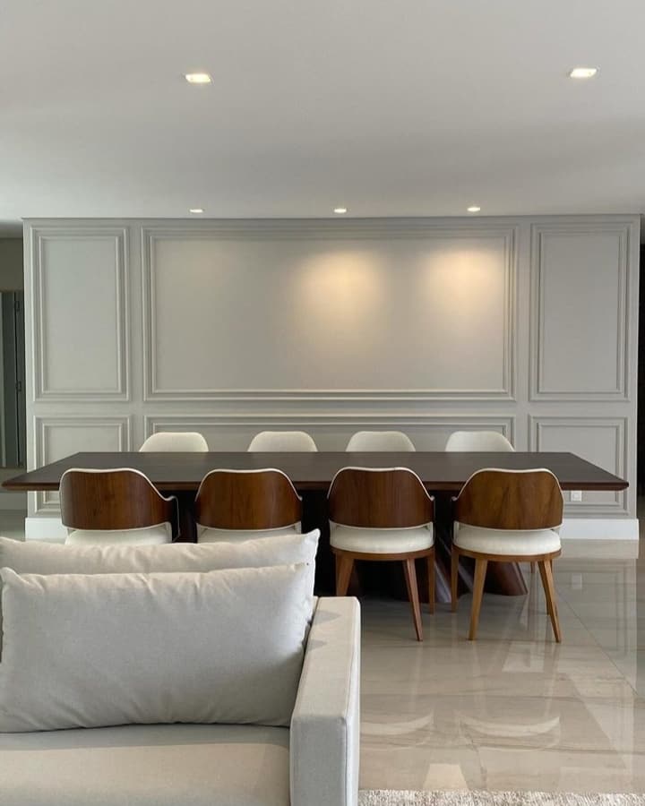 Sala de jantar com painéis de gesso na parede e spots embutidos
