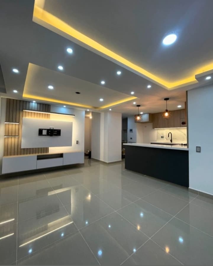 Living integrado com forro de gesso, sanca e fita de LED