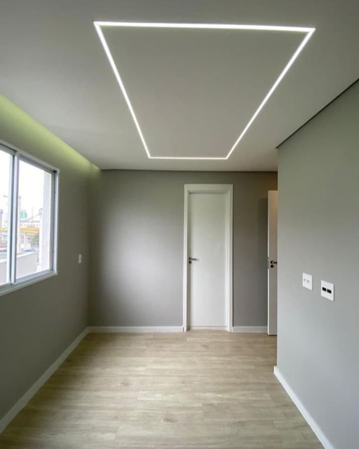 Ambiente entregue com rasgo de luz retangular no forro de gesso